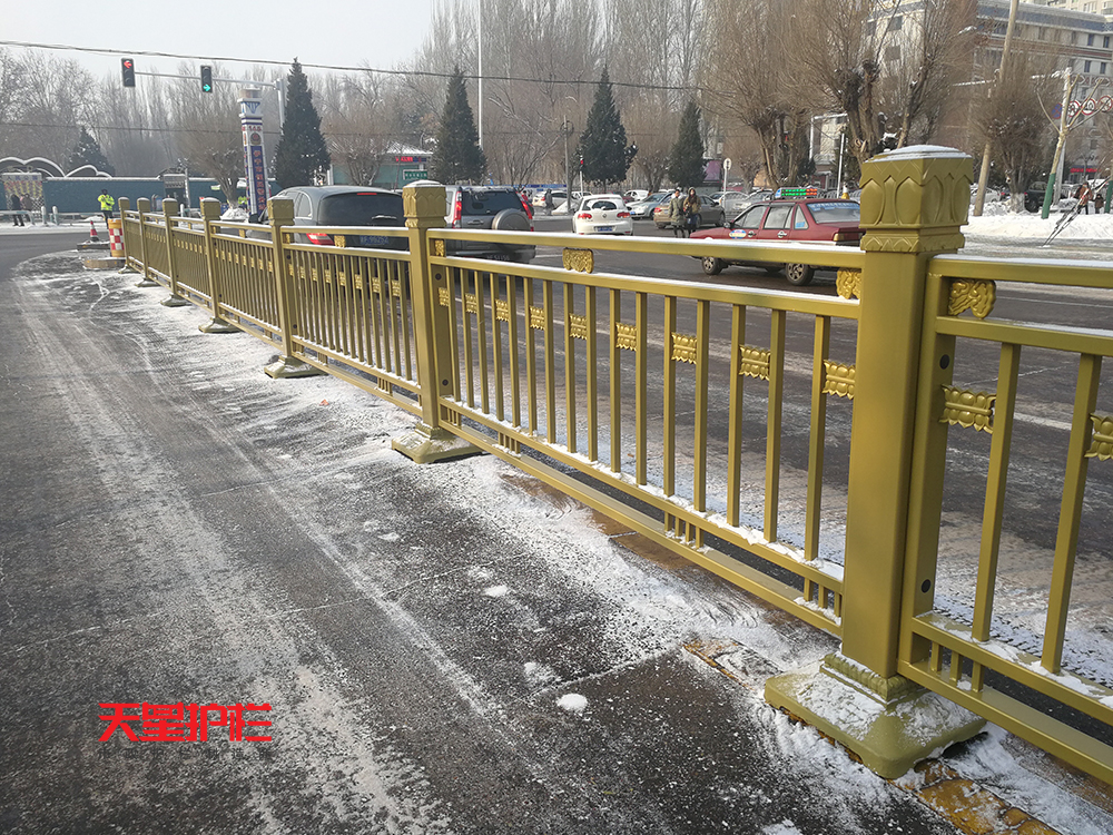 新疆伊犁金色防撞交通护栏