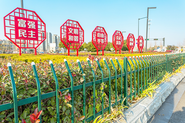 江苏连云港市花果山大道锌钢草坪护栏